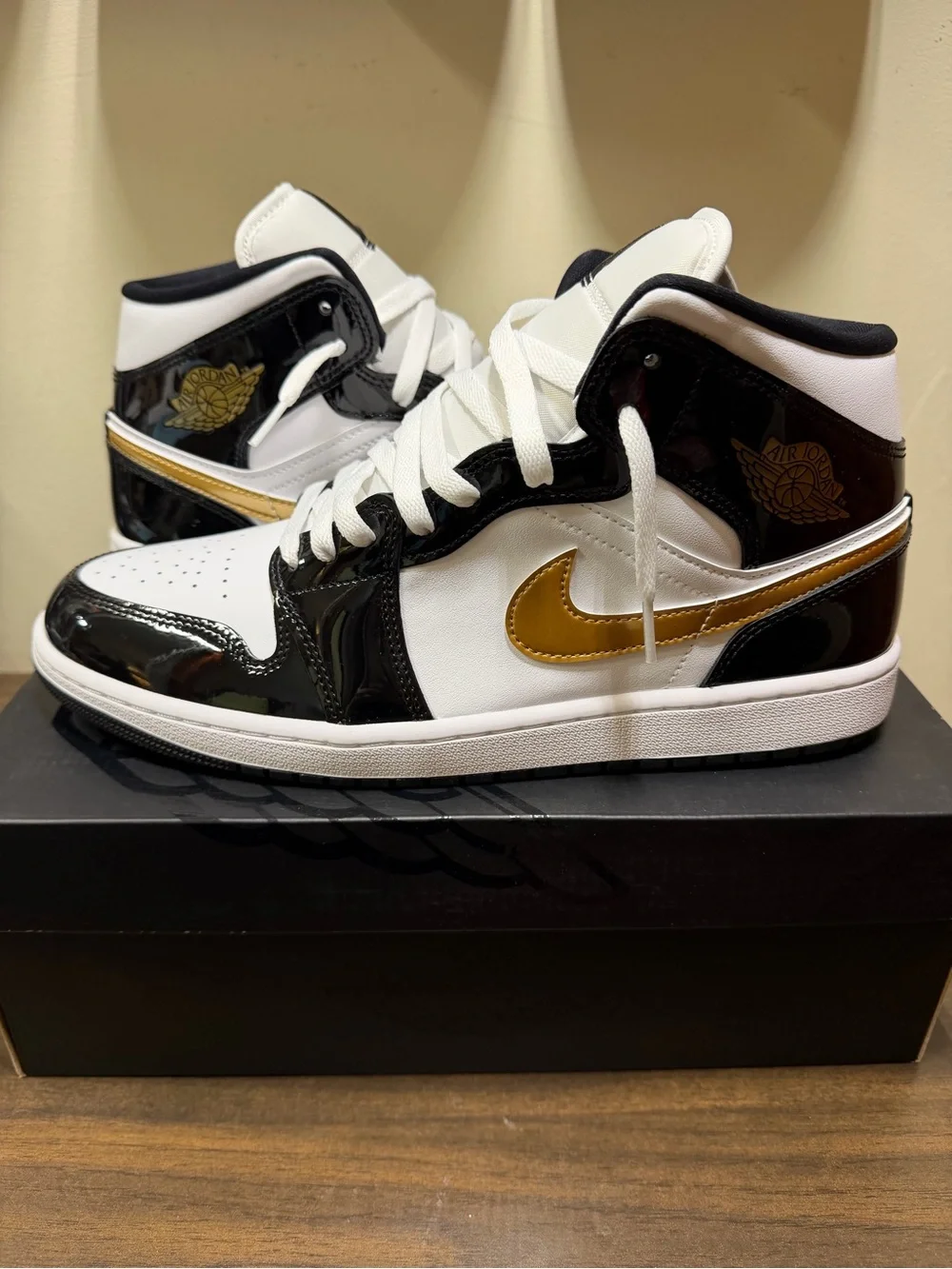 Jordan Air Jordan 1 Mid SE Patent Leather Black/Gold/White Sneakers 852542-007